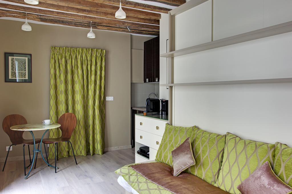 Louvre Apartment